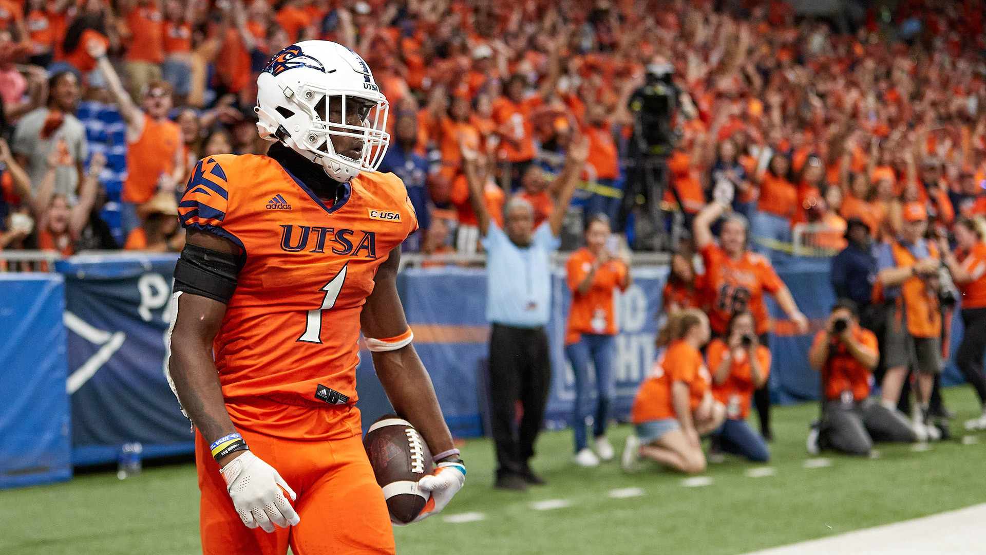 Dean lands on William V. Campbell Trophy semifinalist list - UTSA Athletics  - Official Athletics Website