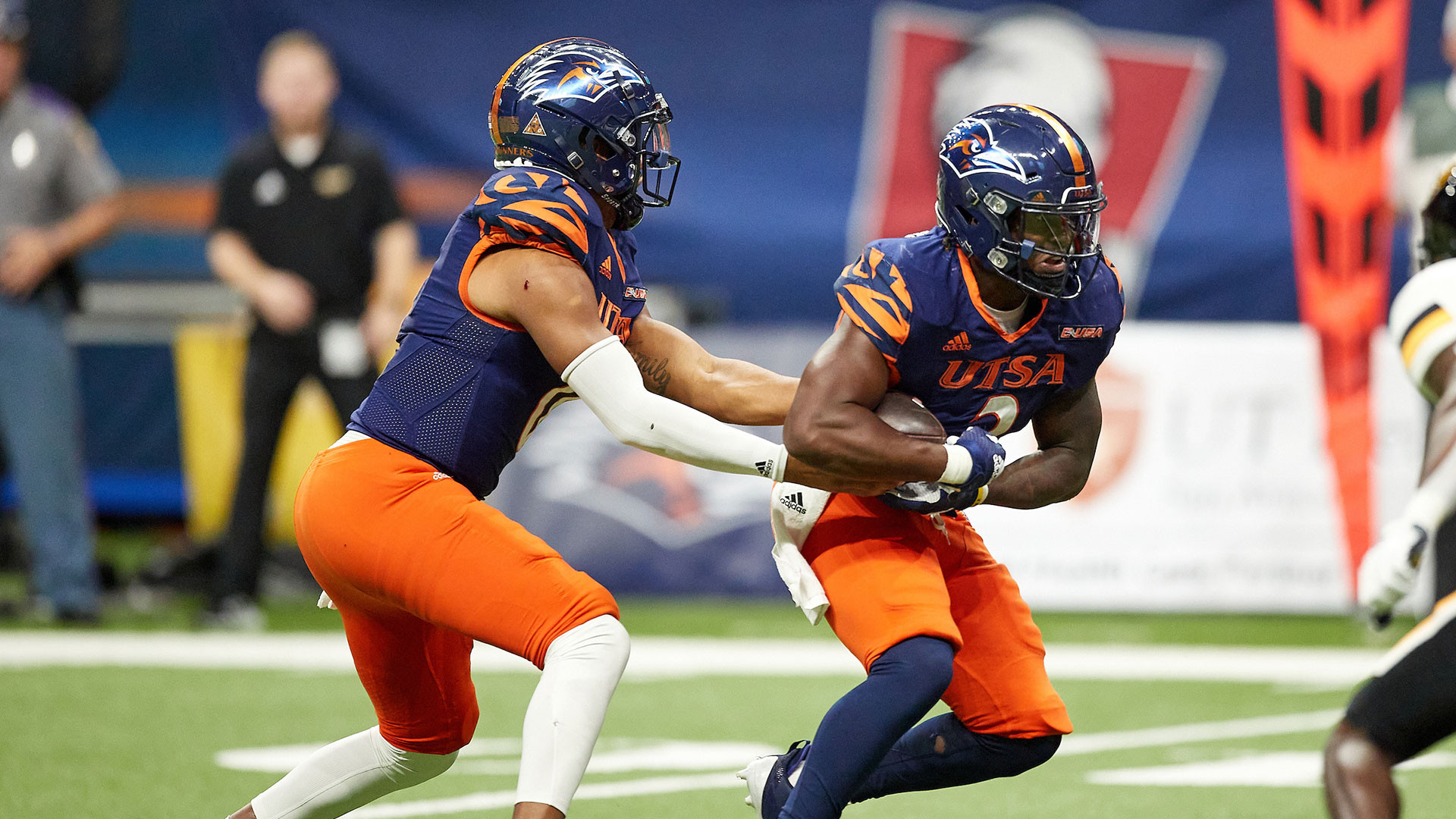 Harris repeats as Earl Campbell Tyler Rose Award semifinalist - UTSA  Athletics - Official Athletics Website